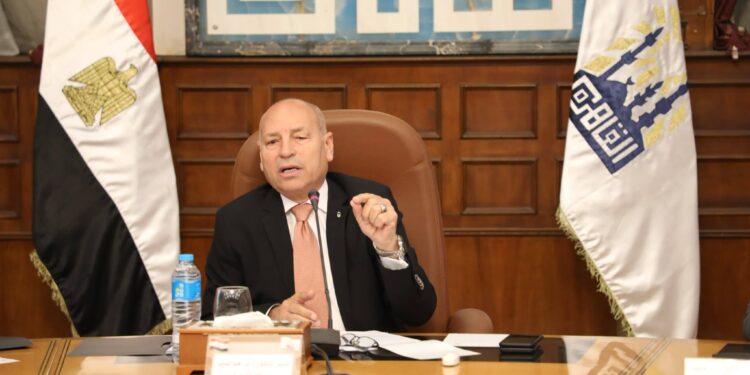 محافظ القاهرة يطلق برنامجًا لتطوير خدمة المواطنين وتسريع حل الشكاوى وقياس جودة الخدمات .. صور