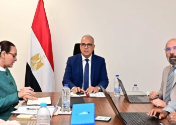 وزير الري يبحث مع الجامعة الأمريكية بالقاهرة خفض تكلفة تحلية المياه لإنتاج الغذاء