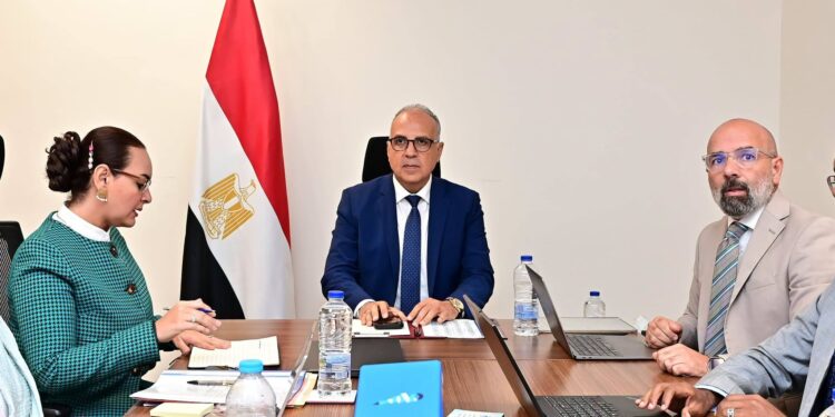 وزير الري يبحث مع الجامعة الأمريكية بالقاهرة خفض تكلفة تحلية المياه لإنتاج الغذاء