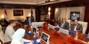 قناة السويس و«هاباج لويد» تبحثان تعزيز التعاون.. وعودة تدريجية للخط الملاحي عبر القناة بـ3 خدمات
