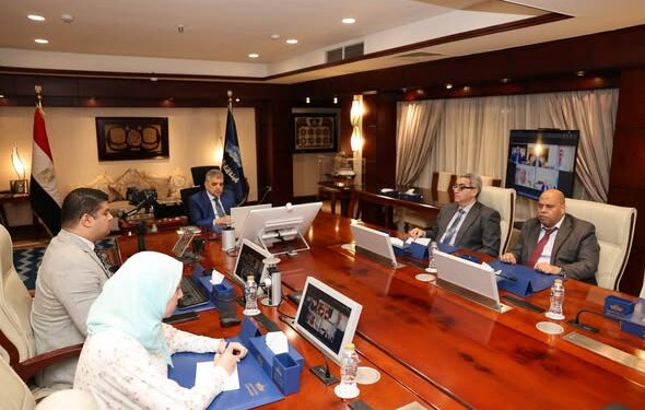 قناة السويس و«هاباج لويد» تبحثان تعزيز التعاون.. وعودة تدريجية للخط الملاحي عبر القناة بـ3 خدمات
