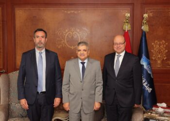 قناة السويس تبحث مع “هاباج لويد” زيادة معدلات العبور وعودة خدمات ملاحية جديدة