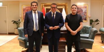 بعد الاعتداء على محرر موقع “بصراحة” بمستشفى 6 أكتوبر .. وزير الصحة خلال إستقباله رئيس التحرير : لن نسمح بتكرار التجاوزات