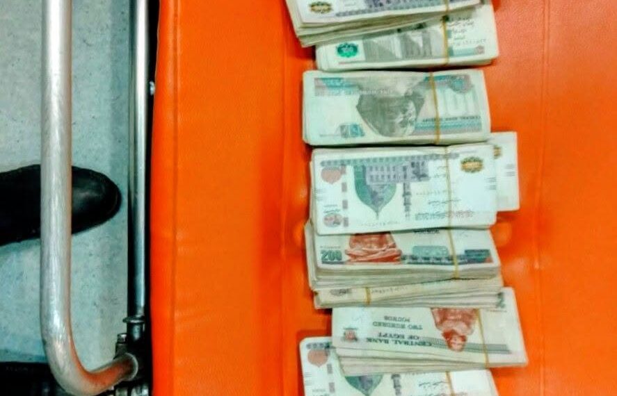 شهامة وأمانة تُدرس لرجال الإسعاف .. إعادة 230 ألف جنيه عُثر عليها مع مصابي حادث بالفيوم