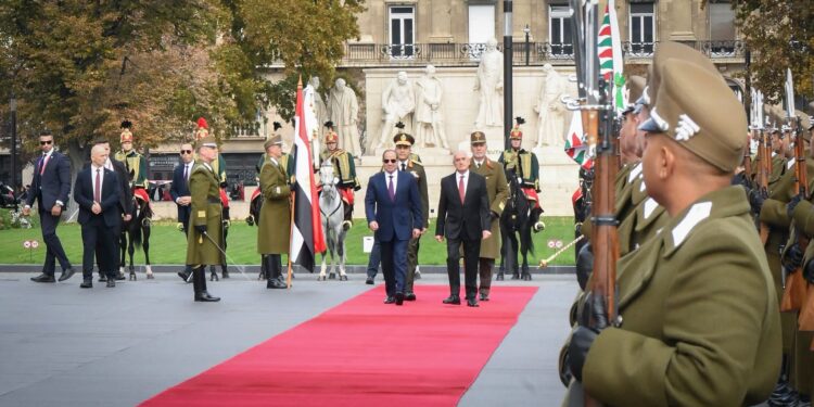 السيسي يلتقي الرئيس المجري في بودابست.. ويؤكد تعزيز الشراكة الاستراتيجية بين البلدين .. صور