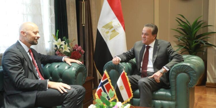 وزير الصحة يبحث مع السفير النرويجي إنشاء مركز للتدريب الطبي بالمحاكاة وتطوير الرعاية الصحية
