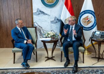 وزير البترول يبحث مع شركة “نسر” العالمية نتائج دراسات واعدة لإنتاج البترول غير التقليدي في مصر .. إمكانات واعدة لزيادة إنتاج الزيت الخام بالصحراء الغربية