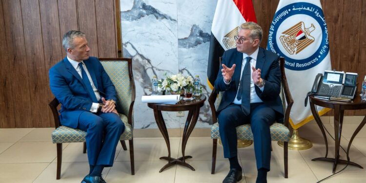 وزير البترول يبحث مع شركة “نسر” العالمية نتائج دراسات واعدة لإنتاج البترول غير التقليدي في مصر .. إمكانات واعدة لزيادة إنتاج الزيت الخام بالصحراء الغربية