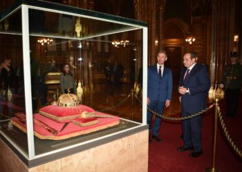 من البرلمان المجري .. السيسي يبحث مع رئيس الوزراء تعزيز الشراكة في الطاقة والاستثمار .. ويدعو للاحتفال بمئوية العلاقات بين البلدين عام 2028 ويتعرف على أسرار «التاج الملكي المقدس» .. صور