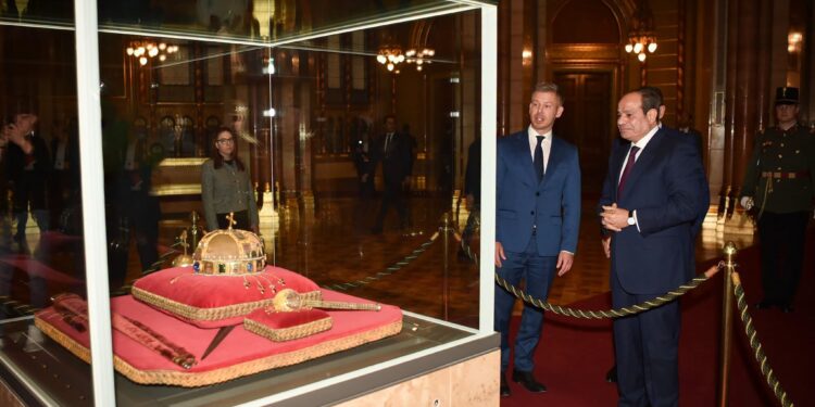 من البرلمان المجري .. السيسي يبحث مع رئيس الوزراء تعزيز الشراكة في الطاقة والاستثمار .. ويدعو للاحتفال بمئوية العلاقات بين البلدين عام 2028 ويتعرف على أسرار «التاج الملكي المقدس» .. صور