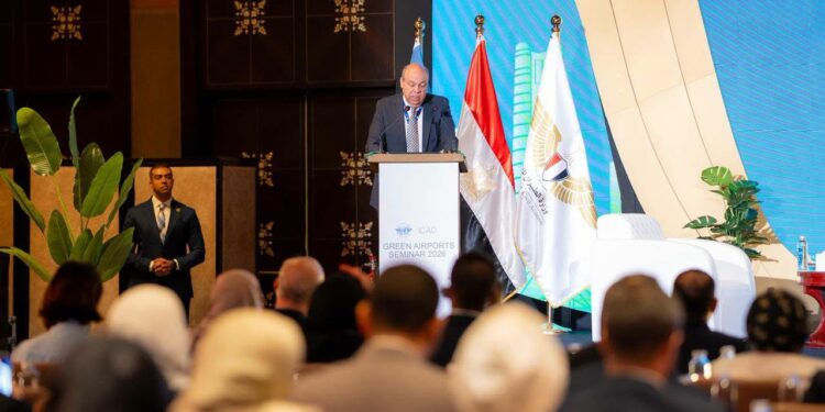 وزير الطيران يعلن خفض استهلاك الطاقة بمطار القاهرة 4% رغم زيادة الركاب .. والتوسع في الطاقة الشمسية