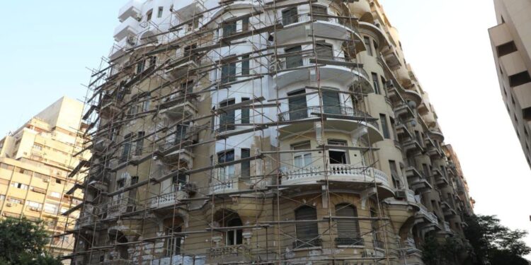 بالصور .. محافظ القاهرة يعلن بدء تطوير واجهات العقارات بميدان الفلكي لإحياء القاهرة الخديوية