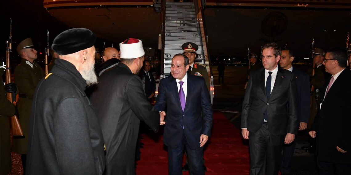 الرئيس السيسي يصل إلى بودابست في مستهل زيارة رسمية إلى المجر