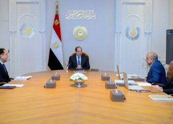 الرئيس السيسي يوجه برفع مساهمة الطاقة المتجددة إلى 45% بحلول 2028 وخفض مديونية أجهزة الموازنة .. وضرورة تحويل الموارد الطبيعية المصرية إلى منتجات صناعية عالية القيمة