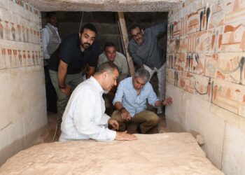 وزير السياحة والآثار يتفقد كشفًا أثريًا بسقارة.. مقبرة منقوشة تكشف أسرار «وني» وتماثيل خشبية وأدوات برونزية نادرة