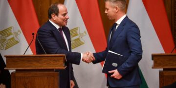 من البرلمان المجري .. السيسي يبحث مع رئيس الوزراء تعزيز الشراكة في الطاقة والاستثمار .. ويدعو للاحتفال بمئوية العلاقات بين البلدين عام 2028 ويتعرف على أسرار «التاج الملكي المقدس» .. صور