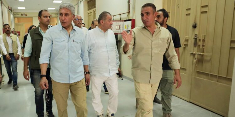 وزير السياحة والآثار يتفقد مقبرتي «نفروكاهاي» والملكة «نبت» بسقارة.. ويوجه بسرعة تشغيل مخزنين متحفيين جديدين