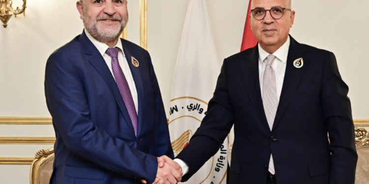 وزير الرى وجانب من اللقاء