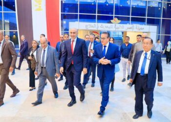 وزيرا الصحة والتربية والتعليم وجانب من الجولة