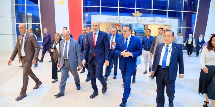 وزيرا الصحة والتربية والتعليم وجانب من الجولة