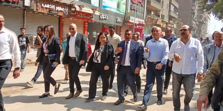 محافظ القاهرة خلال جولته بعين شمس