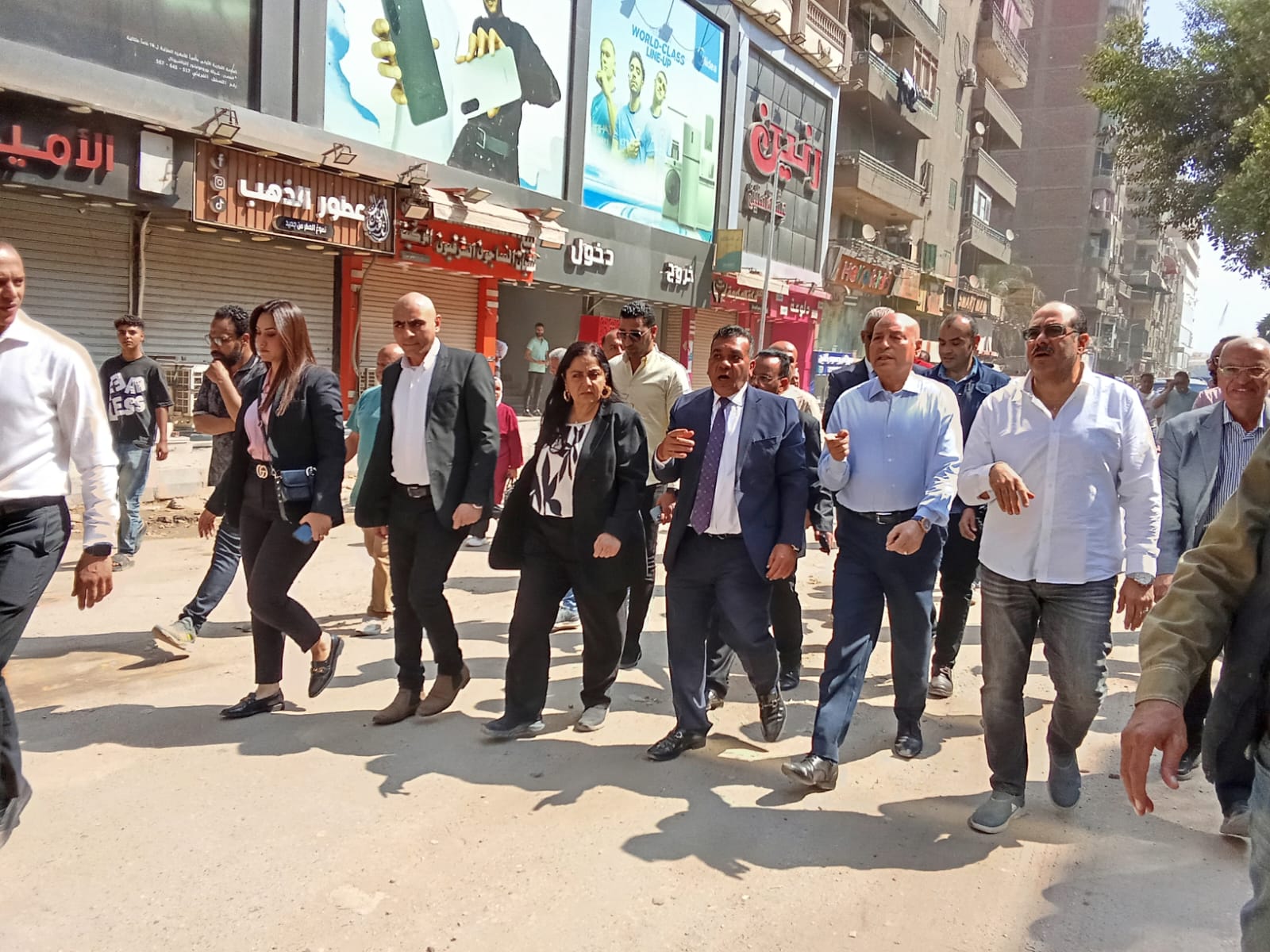 محافظ القاهرة خلال جولته بعين شمس