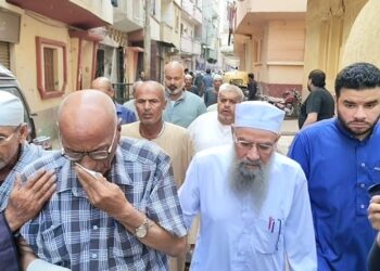 انهيار والد مضيفة الطيران عزة رمزي قبل تشييع جثمانها بالبحيرة .. صور