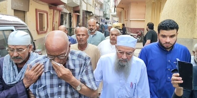 انهيار والد مضيفة الطيران عزة رمزي قبل تشييع جثمانها بالبحيرة .. صور