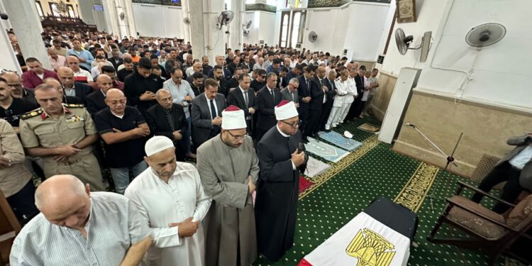 جنازة عسكرية مهيبة للنقيب أحمد النشار في بورسعيد بحضور المحافظ وقيادات الأمن .. صور