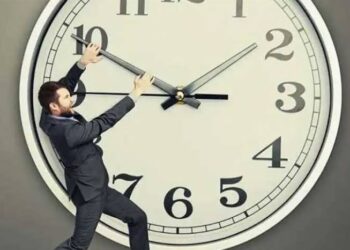 الليلة .. تأخير الساعة 60 دقيقة وبدء التوقيت الشتوي في مصر