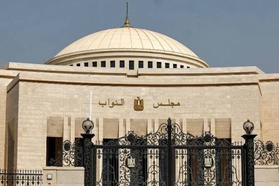 توافد النواب على البرلمان استعدادًا للجلسة السرية الثانية لمناقشة دعم السعودية