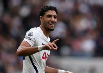 موعد مباراة مانشستر يونايتد وتوتنهام بمشاركة مرموش في الدوري الإنجليزي والقنوات الناقلة