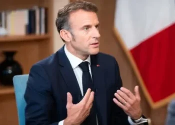 ماكرون يتعهد بالتصدي لنشاري الفوضى ويؤكد: لا مكان للعنف في فرنسا