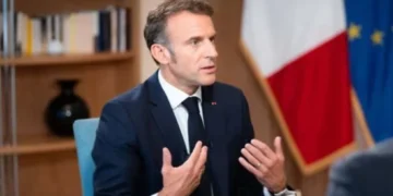 ماكرون يتعهد بالتصدي لنشاري الفوضى ويؤكد: لا مكان للعنف في فرنسا