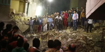 مصرع شخص وإصابة 3 آخرين إثر سقوط حائط عليهم