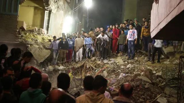 مصرع شخص وإصابة 3 آخرين إثر سقوط حائط عليهم