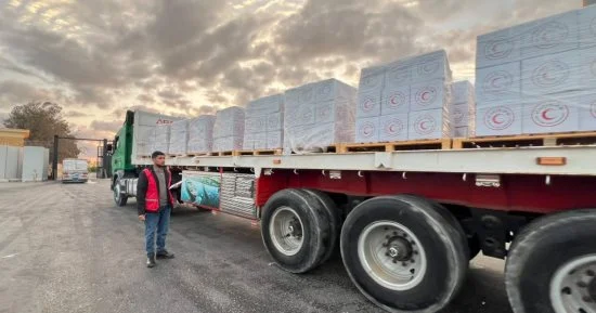 الهلال الأحمر المصري يطلق القافلة “زاد العزة 298” لدعم قطاع غزة بأكثر من 75 ألف سلة غذائية ومستلزمات شتوية