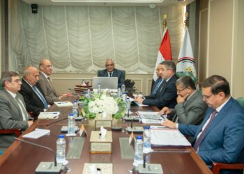 وزير الانتاج الحربى خلال الاجتماع