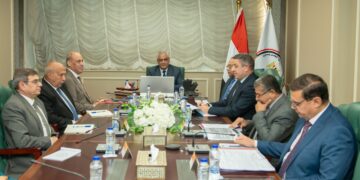وزير الانتاج الحربى خلال الاجتماع